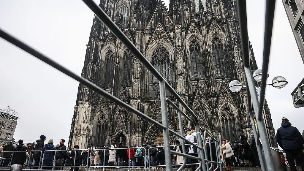 Die-Vorbereitungen-fuer-die-Silvesternacht-laufen