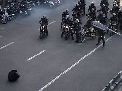 Landesweite Demos gegen Mullahs: Ein Iraner trotzt der Polizei - Video geht viral
