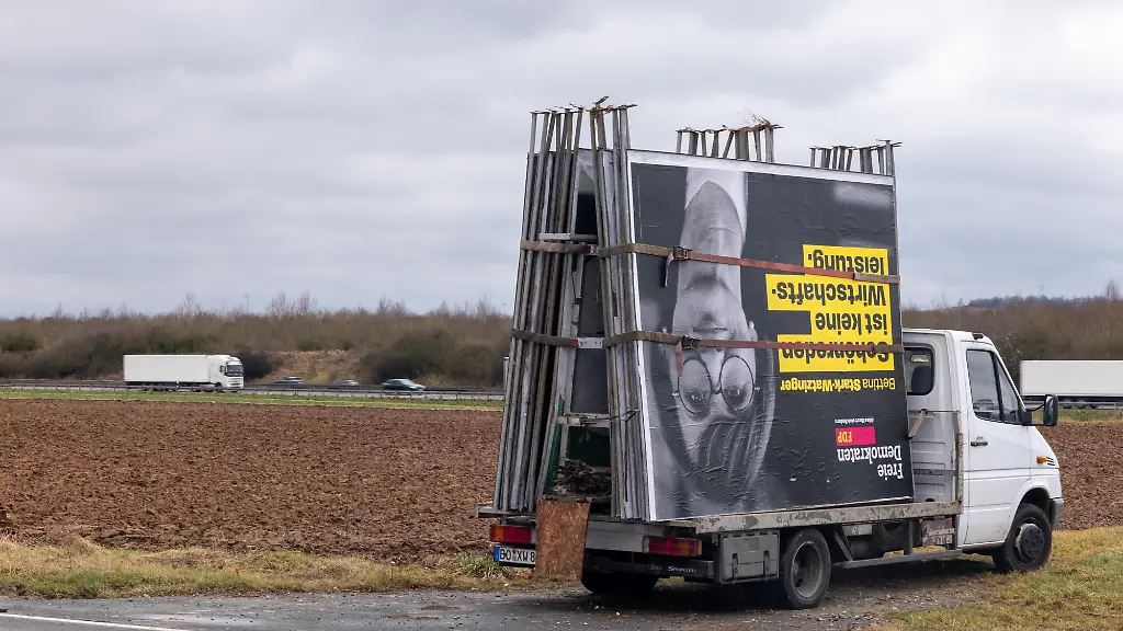 26-02-25-Limburg-Symbolfoto-Illustrationsbild-Symbolbild-Illustrationsfoto-Alltagsszene-Ein-Transporter-mit-abgenommenen-Wahlplakaten-der-FDP-steht-am-Strassenrand-in-einer-laendlichen-Gegend-Die-grossflaechigen-Plakate-sind-kopfueber-gestapelt-und-mit-Gurten-gesichert-Auf-einem-der-Plakate-ist-der-Slogan-Betina-Stark-Watzinger-Ist-keine-Wirtschaftsloesung-zu-sehen-Das-Bild-zeigt-den-Rueckbau-der-politischen-Wahlwerbung-nach-der-Bundestagswahl-2025-bei-der-am-23-Februar-etwa-60-Millionen-Bundesbuerger-ueber-einen-neuen-Bundestag-abgestimmt-haben-Die-FDP-hat-den-Einzug-in-den-Bundestag-verpasst-und-ist-damit-nicht-mehr-im-Parlament-vertreten