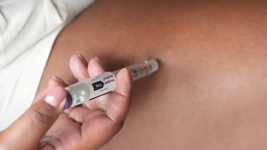 Mounjaro-price-increase-A-person-uses-a-5mg-pre-filled-injection-pen-of-Mounjaro-the-tirzepatide-weight-loss-medication-manufactured-by-US-manufacturer-Eli-Lilly-who-have-announced-the-price-of-the-jab-is-rising-by-170-in-the-UK-The-cost-of-a-month-s-supply-of-the-highest-dose-will-rise-from-122-to-330-in-September-Picture-date-Wednesday-August-27-2025-Mounjaro-is-a-weekly-prescription-weight-loss-injection-that-works-by-lowering-the-appetite-and-making-people-feel-fuller-between-meals-More-than-a-million-people-in-the-UK-are-estimated-to-be-currently-using-weight-loss-medication