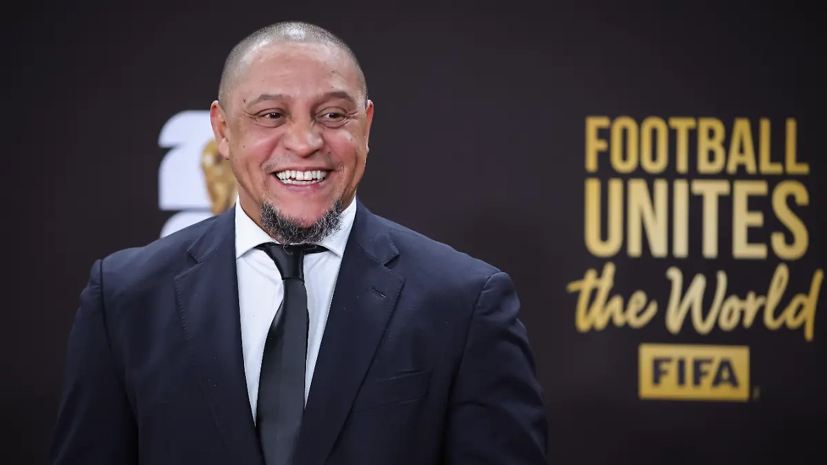 Roberto-Carlos-poses-on-the-red-carpet-at-the-FIFA-World-Cup-2026-Final-Draw-at-the-John-F-Kennedy-Center-for-the-Performing-Arts-on-December-5-2025-in-Washington-D-C