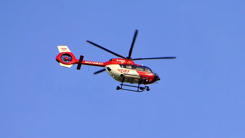 DRF-Luftrettung-Deutsche-Rettungsflugwacht-Hubschrauber-in-der-Luft-bei-einem-Notfalleinsatz-Untersicht