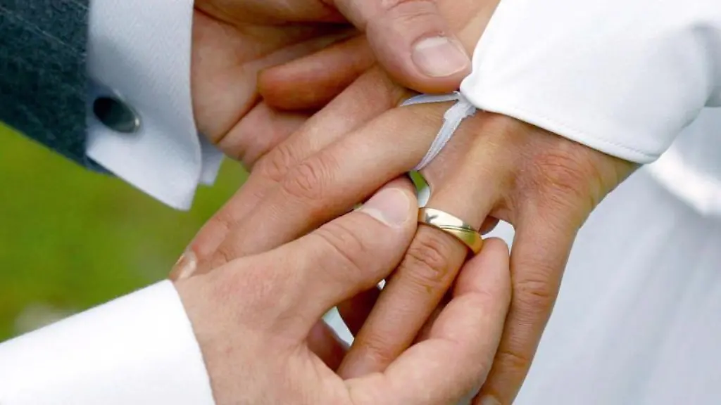 Bei-der-Trauung-streift-der-Braeutigam-der-Braut-einen-Ehering-an