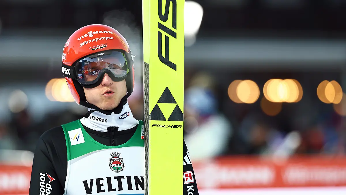 Ski-nordisch-Skispringen-Vierschanzentournee-Weltcup-Grossschanze-Maenner-Qualifikation-Karl-Geiger-Deutschland-reagiert-nach-seinem-Sprung-im-Zielbereich