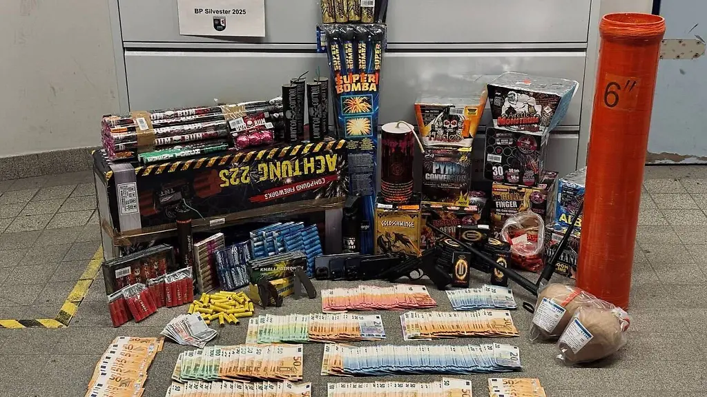 Die-Beamten-fanden-sowohl-legale-als-auch-illegale-Feuerwerkskoerper