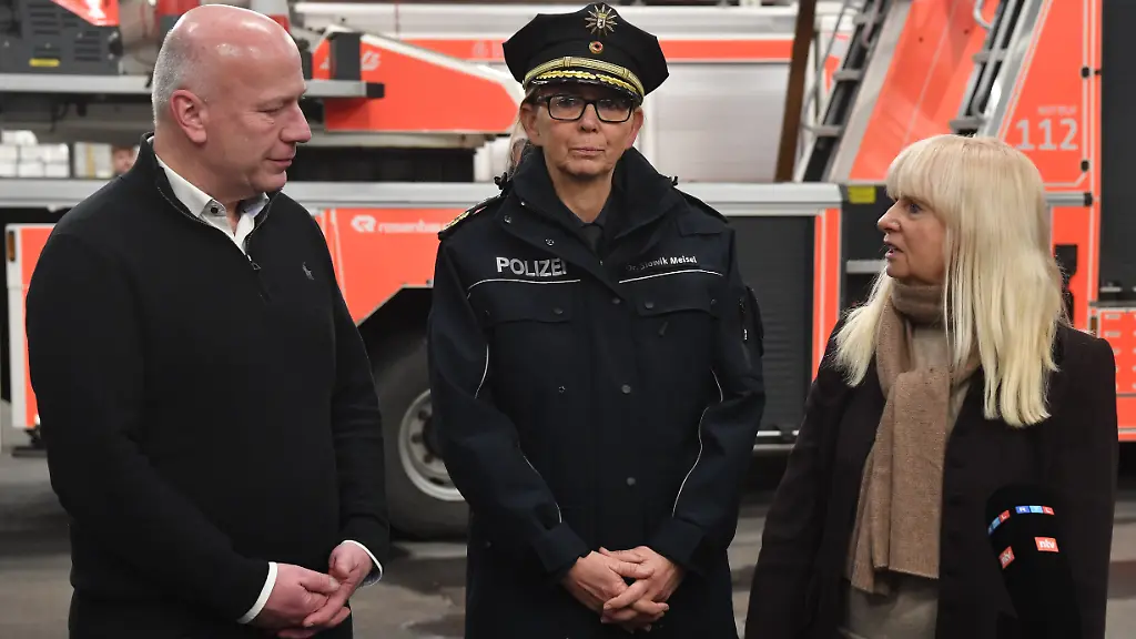 Der-Regierende-Buergermeister-von-Berlin-Kai-Wegner-l-r-Polizeipraesidentin-Dr-Barbara-Slowik-Meisel-sowie-die-Senatorin-fuer-Inneres-und-Sport-Iris-Spranger-sprechen-zu-Beginn-der-Silvesternacht-mit-Journalisten