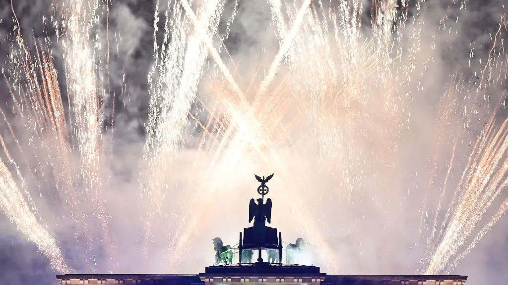 Ueber-dem-Brandenburger-Tor-gab-es-um-Mitternacht-ein-eindrucksvolles-Feuerwerk