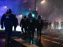 Berlin & Brandenburg: Angriffe auf Polizei und Sanitäter - Kugelbombe in Spandau