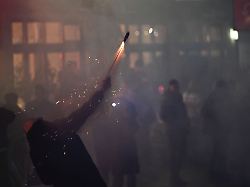 Berlin & Brandenburg: Angriffe auf Einsatzkräfte und Hunderte Festnahmen in Berlin