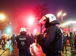Hamburg & Schleswig-Holstein: Bislang zehn Polizisten in Silvesternacht verletzt