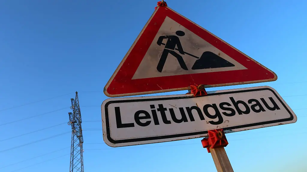 Leitungsbau-Dieses-Verkehrsschild-wird-in-Bayern-in-den-naechsten-Jahren-womoeglich-haeufiger-zu-sehen-sein