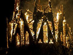 50 Meter hoher Turm stürzt ein: Amsterdamer Kirche steht in Silvesternacht in Flammen