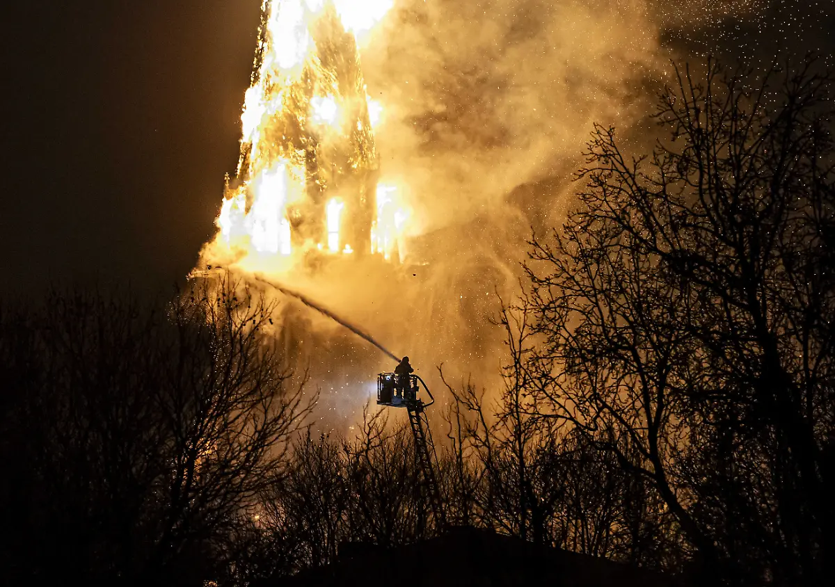 2026-01-01-01-21-29-AMSTERDAM-In-der-Silvesternacht-brach-im-Turm-der-Vondelkirche-in-Amsterdam-ein-Feuer-aus-Die-Kirche-befindet-sich-in-der-Naehe-des-Vondelparks