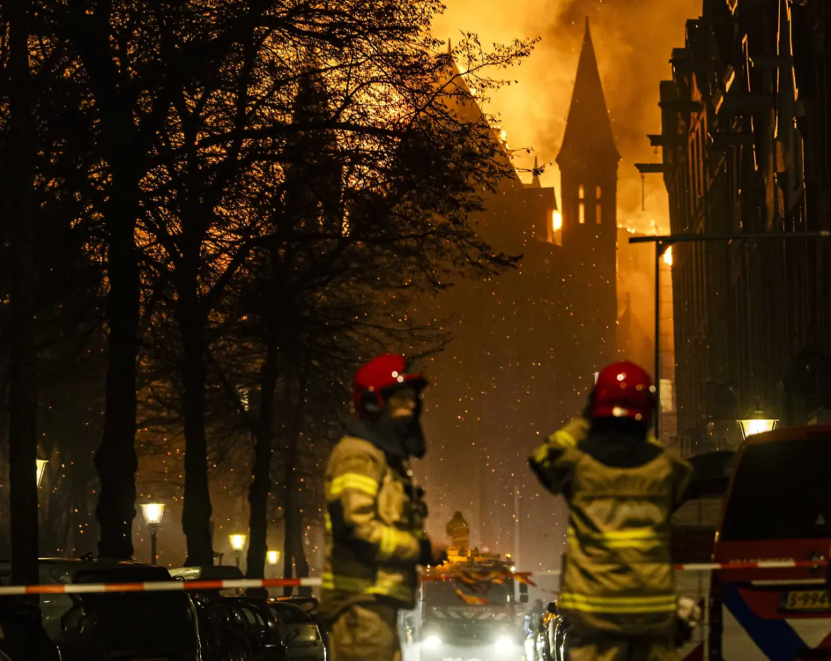 2026-01-01-02-15-02-AMSTERDAM-In-der-Silvesternacht-brach-im-Turm-der-Vondelkirche-in-Amsterdam-ein-Feuer-aus-Die-Kirche-befindet-sich-in-der-Naehe-des-Vondelparks