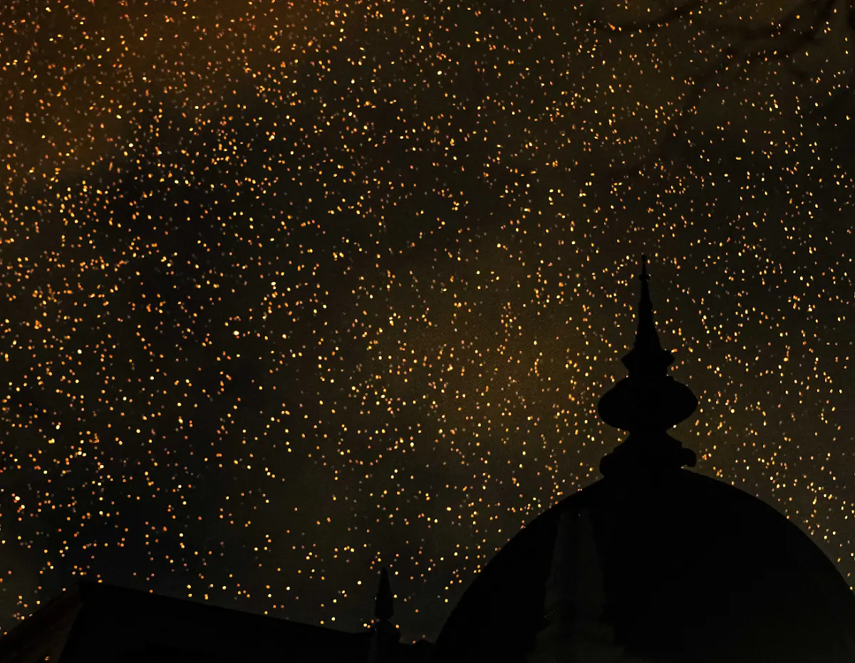 2026-01-01-02-11-50-AMSTERDAM-Funken-spruehen-aus-der-nahegelegenen-brennenden-Vondelkirche-in-Amsterdam-Die-Kirche-befindet-sich-in-der-Naehe-des-Vondelparks-in-der-Hauptstadt