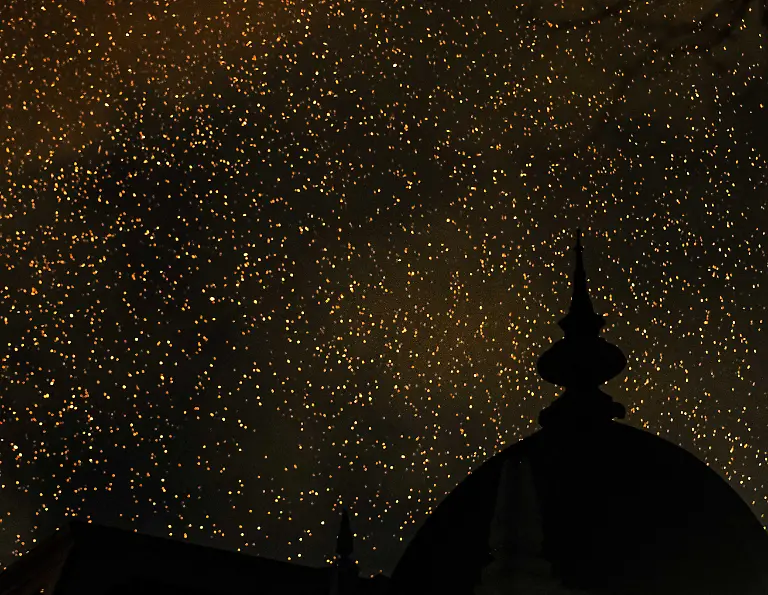 2026-01-01-02-11-50-AMSTERDAM-Funken-spruehen-aus-der-nahegelegenen-brennenden-Vondelkirche-in-Amsterdam-Die-Kirche-befindet-sich-in-der-Naehe-des-Vondelparks-in-der-Hauptstadt