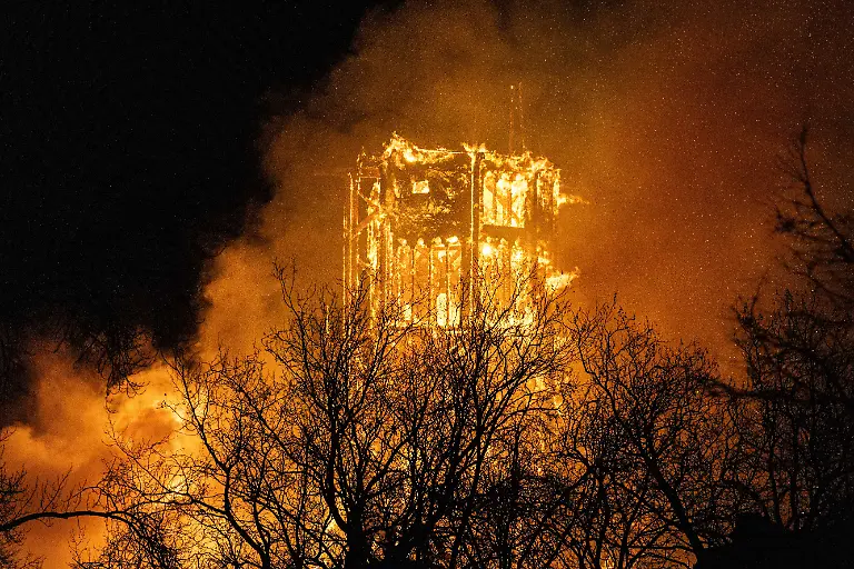 2026-01-01-02-13-15-AMSTERDAM-In-der-Silvesternacht-brach-im-Turm-der-Vondelkerk-in-Amsterdam-ein-Feuer-aus-Die-Kirche-befindet-sich-in-der-Naehe-des-Vondelparks