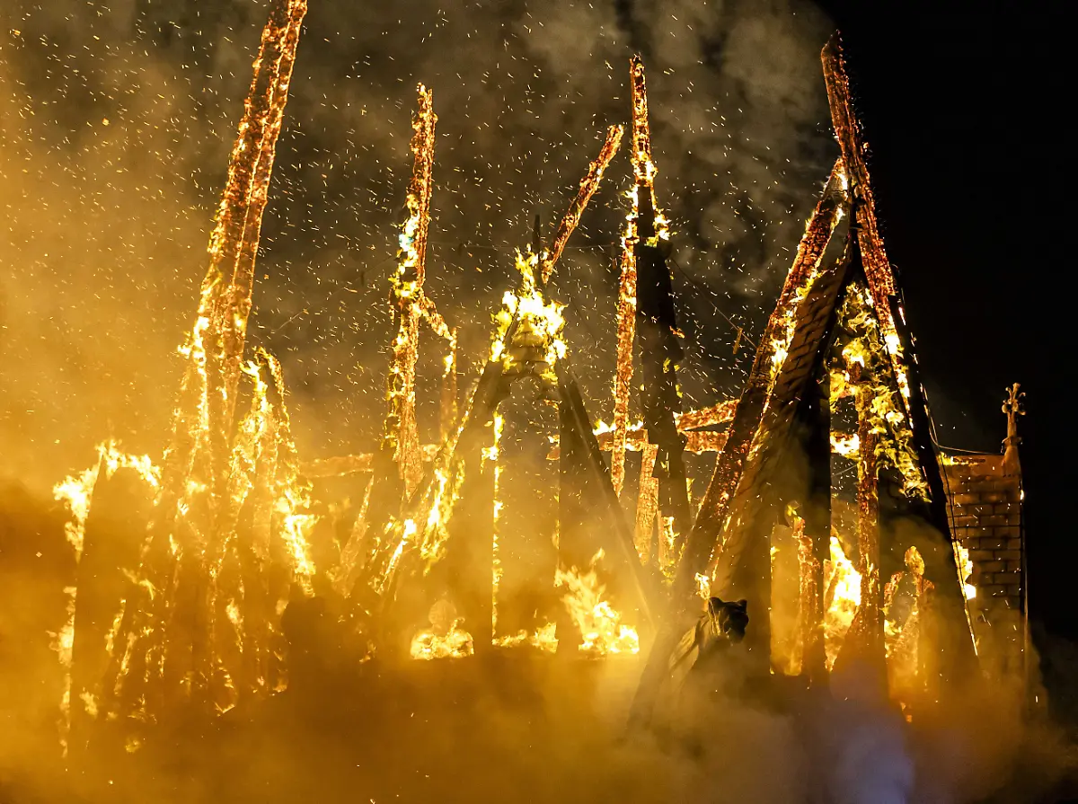 2026-01-01-01-42-22-AMSTERDAM-In-der-Silvesternacht-brach-im-Turm-der-Vondelkirche-in-Amsterdam-ein-Feuer-aus-Die-Kirche-befindet-sich-in-der-Naehe-des-Vondelparks