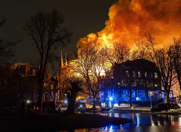2026-01-01-02-08-57-AMSTERDAM-In-der-Silvesternacht-brach-im-Turm-der-Vondelkirche-in-Amsterdam-ein-Feuer-aus-Die-Kirche-befindet-sich-in-der-Naehe-des-Vondelparks