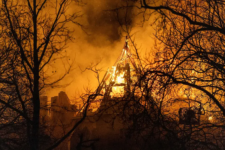 2026-01-01-02-17-09-AMSTERDAM-In-der-Silvesternacht-brach-im-Turm-der-Vondelkerk-in-Amsterdam-ein-Feuer-aus-Die-Kirche-befindet-sich-in-der-Naehe-des-Vondelparks