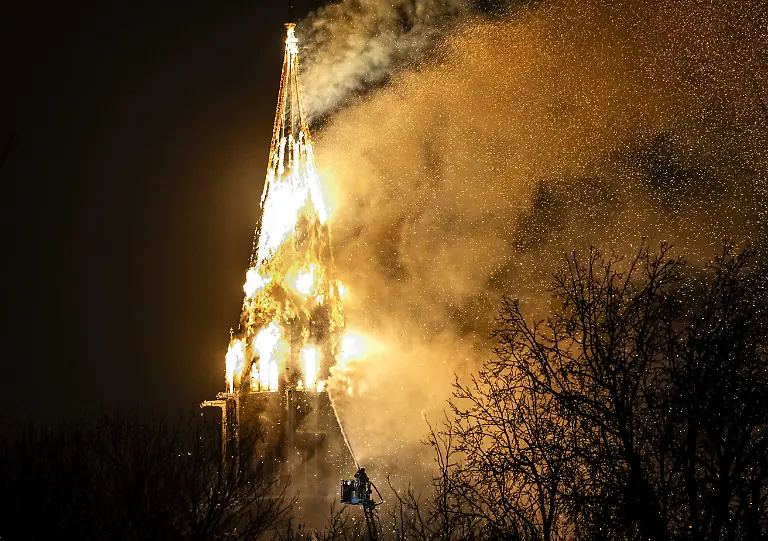 2026-01-01-01-21-19-AMSTERDAM-In-der-Silvesternacht-brach-im-Turm-der-Vondelkirche-in-Amsterdam-ein-Feuer-aus-Die-Kirche-befindet-sich-in-der-Naehe-des-Vondelparks