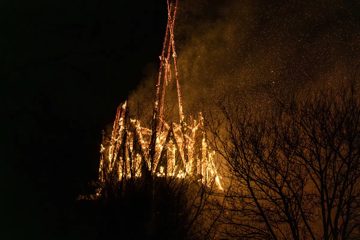 2026-01-01-01-34-55-AMSTERDAM-In-der-Silvesternacht-brach-im-Turm-der-Vondelkerk-in-Amsterdam-ein-Feuer-aus-Die-Kirche-befindet-sich-in-der-Naehe-des-Vondelparks