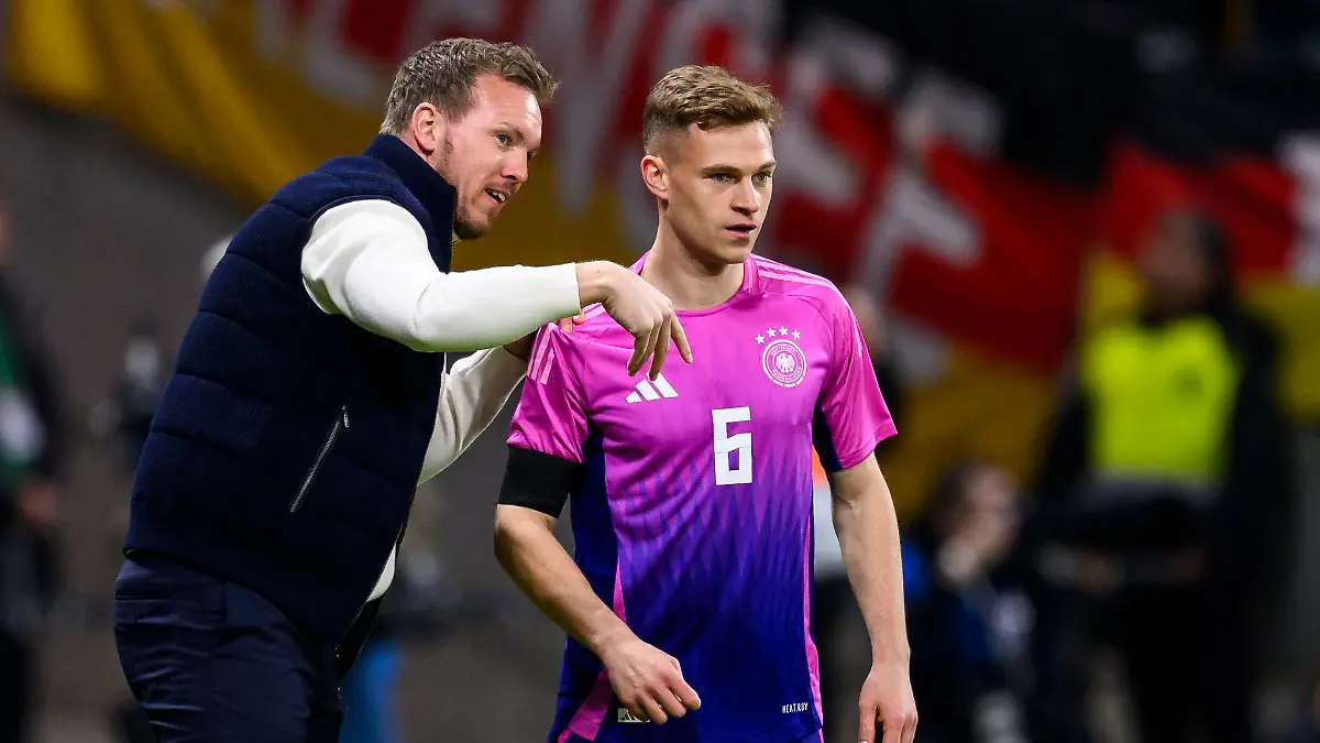 Der-Bundestrsainer-und-sein-Kapitaen-Julian-Nagelsmann-l-und-Joshua-Kimmich-r