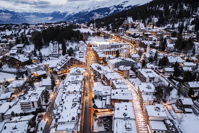 Eine-Drohnenaufnahme-des-Ferienortes-Crans-Montana-der-auf-einem-Plateau-mit-Blick-auf-das-Rhonetal-liegt-Bei-einer-Explosion-und-einem-Brand-in-der-Silvesternacht-sind-im-noblen-Schweizer-Skiort-Crans-Montana-nach-Polizeiangaben-mehrere-Menschen-ums-Leben-gekommen-Die-Tragoedie-ereignete-sich-gegen-01-30-Uhr-in-einer-Bar-in-der-mehr-als-100-Menschen-das-neue-Jahr-gefeiert-haben-sollen-Die-Polizei-bestaetigte-entsprechende-Medienberichte