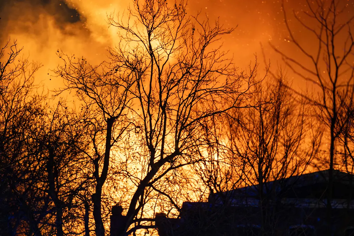 2026-01-01-01-56-08-AMSTERDAM-In-der-Silvesternacht-brach-im-Turm-der-Vondelkerk-in-Amsterdam-ein-Feuer-aus-Die-Kirche-befindet-sich-in-der-Naehe-des-Vondelparks