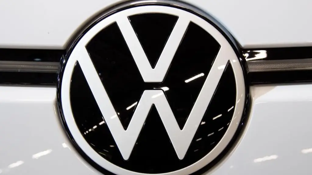 Das-VW-Logo-auf-einem-Auto