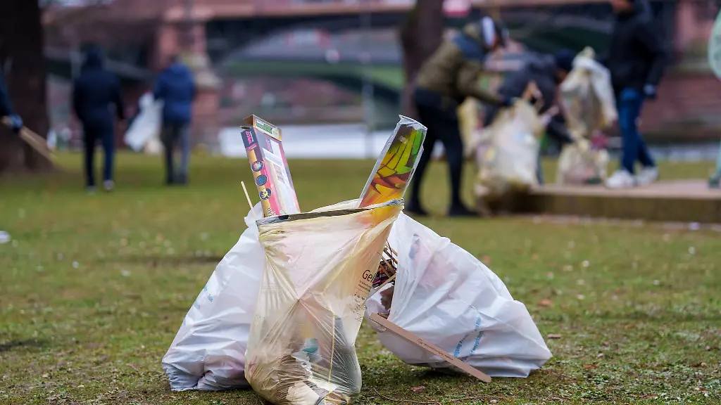 Junge-Menschen-sammeln-Boellermuell