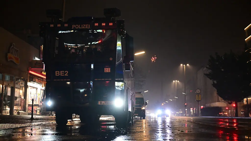 In-der-Silvesternacht-in-Berlin-wird-die-Polizei-zu-2-340-Einsaetzen-gerufen