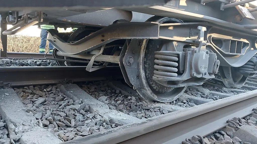 Beim-Bahnunfall-am-Silvester-Nachmittag-bei-Raubling-entgleiste-ein-Waggon-eines-Gefahrguttransports-Es-kam-zu-keinem-Gefahrgutaustritt