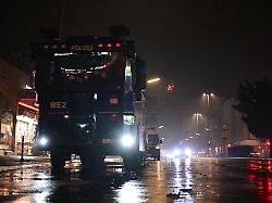 Wasserwerfer zur Beruhigung: 430 Festnahmen und massive Angriffe - Berliner Polizei meldet "ruhigeres" Silvester