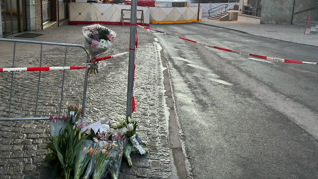 Blumen-am-Ort-des-Feuer-Infernos-in-Crans-Montana-in-der-Schweiz