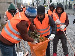 Bundesweite Aktion: Junge Muslime räumen Silvestermüll auf