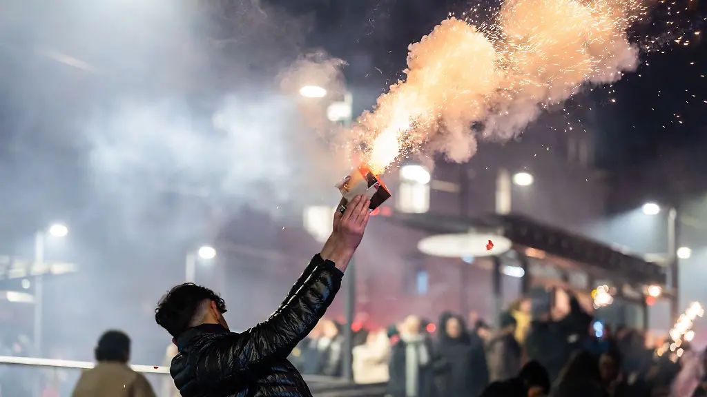 Ueberall-im-Land-wurden-Sprengkoerper-gezuendet