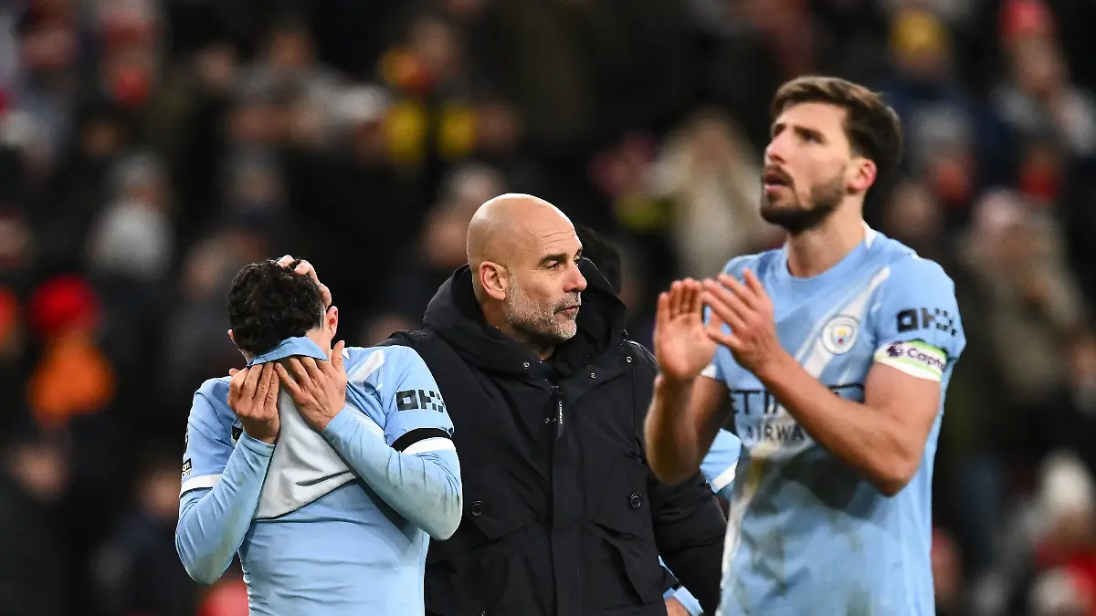 Pep-Guardiola-manager-of-Manchester-City-centre-consoles-Phil-Foden-of-Manchester-City-Sunderland-v-Manchester-City-Premier-League-Football-Stadium-of-Light-Sunderland-UK-01-Jan-2026Sunderland-Stadium-of-Light-United-Kingdom-EDITORIAL-USE-ONLY-No-use-with-unauthorised-audio-video-data-fixture-lists-club-league-logos-or-live-services-Online-in-match-use-limited-to-120-images-no-video-emulation-No-use-in-betting-games-or-single-club-league-player-publications