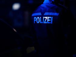 Niedersachsen & Bremen: Böller auf Polizisten geworfen und Uniform beschädigt