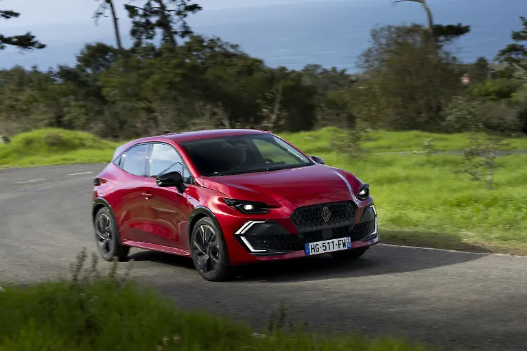 Der-franzoesische-Kleinwagenklassiker-Renault-Clio-zaehlt-zu-den-wenigen-nicht-elektrischen-Neuheiten