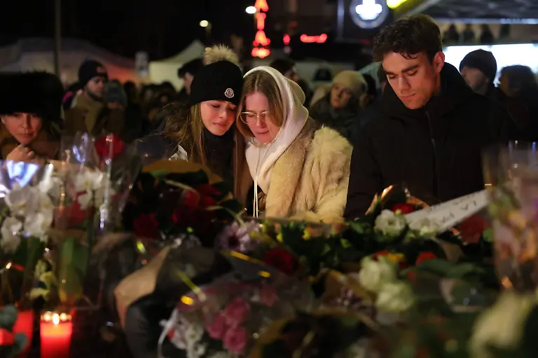PHOTOPQR-LE-PARISIEN-Olivier-Arandel-Crans-Montana-01-01-2026-Crans-Montana-Suisse-Jeudi-1er-janvier-2026-Fait-Divers-Un-incendie-survenu-dans-un-bar-Le-Constellation-dans-la-nuit-du-Nouvel-An-a-fait-de-tres-nombreux-morts-et-blesses-a-Crans-Montana-une-station-de-ski-du-canton-de-Valais-frequentee-par-de-nombreux-touristes