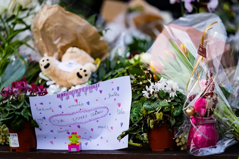 Blumen-und-Stofftiere-wurden-zum-Gedenken-an-die-Opfer-des-Brandes-in-der-Bar-und-Lounge-Le-Constellation-in-Crans-Montana-niedergelegt-bei-dem-es-Tote-und-Verletzte-gab