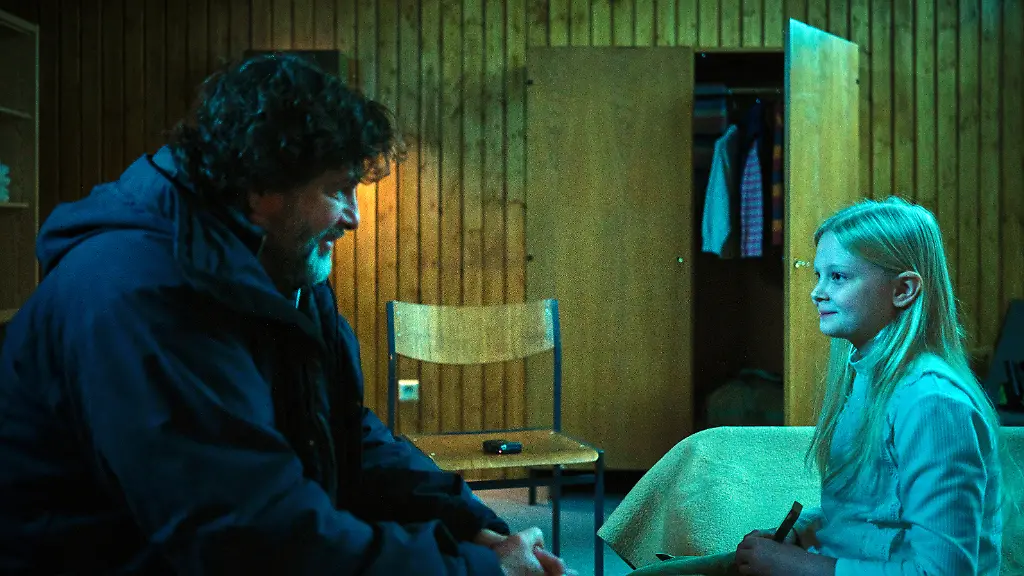 ARD-SWR-TATORT-DAS-JUeNGSTE-GEISSLEIN-Fernsehfilm-Deutschland-2026-am-Sonntag-04-01-26-um-20-15-Uhr-im-ERSTEN-Friedemann-Berg-Hans-Jochen-Wagner-ist-der-einzige-der-aus-Eliza-Hanna-Heckt-ein-Laecheln-hervorlocken-kann-SWR-Benoit-Linder-honorarfrei-Verwendung-gemaess-der-AGB-im-engen-inhaltlichen-redaktionellen-Zusammenhang-mit-genannter-SWR-Sendung-bei-Nennung-Bild-SWR-Benoit-Linder-S2-SWR-Presse-Bildkommunikation-Baden-Baden-Tel-07221-929-22202-foto-swr