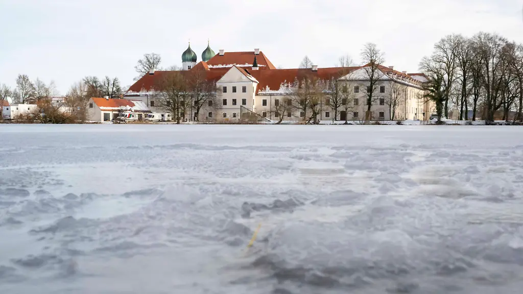 Das-Kloster-Seeon-ist-zum-Auftakt-der-Winterklausur-der-CSU-Landesgruppe-im-Bundestag-hinter-dem-zugefrorenen-See-zu-sehen-Die-Tagung-findet-drei-Tage-statt