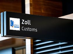 Hessen: Goldene Krone im Gepäck – Zoll stoppt Reisende aus Katar