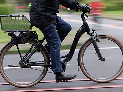 Niedersachsen & Bremen: Pedelec-Fahrer stirbt nach Aufprall gegen Verkehrszeichen