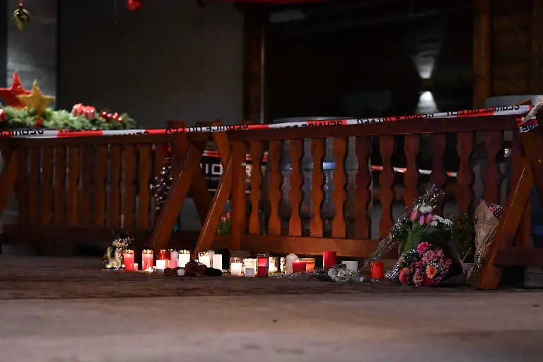 260102-CRANS-MONTANA-Jan-2-2026-Xinhua-Candles-and-flowers-to-mourn-the-victims-of-a-fire-at-a-bar-in-the-Crans-Montana-ski-resort-are-pictured-in-Valais-Canton-of-southwestern-Switzerland-Jan-1-2026-Around-40-people-were-killed-and-more-than-110-others-injured-after-a-fire-broke-out-at-a-bar-in-the-Crans-Montana-ski-resort-in-Valais-Canton-in-southwestern-Switzerland-local-police-said-on-Thursday