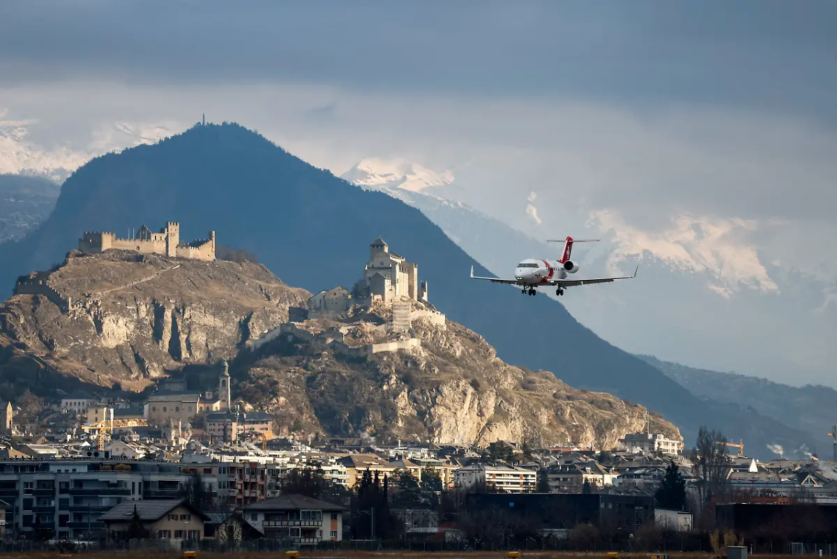 Swiss-Air-Ambulance-approaches-landing-at-the-Sion-airport-following-a-fire-and-an-explosion-at-the-Le-Constellation-bar-during-a-New-Year-s-Eve-party-in-the-upscale-ski-resort-of-Crans-Montana-in-southwestern-Switzerland-in-Sion-Switzerland-January-2-2026