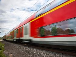 Von Bahn überrollt: Zwölfjährige springt auf fahrenden Zug auf und stirbt