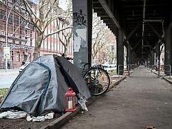 Berlin & Brandenburg: Obdachlosenlager brennt aus – Drei Männer knapp gerettet